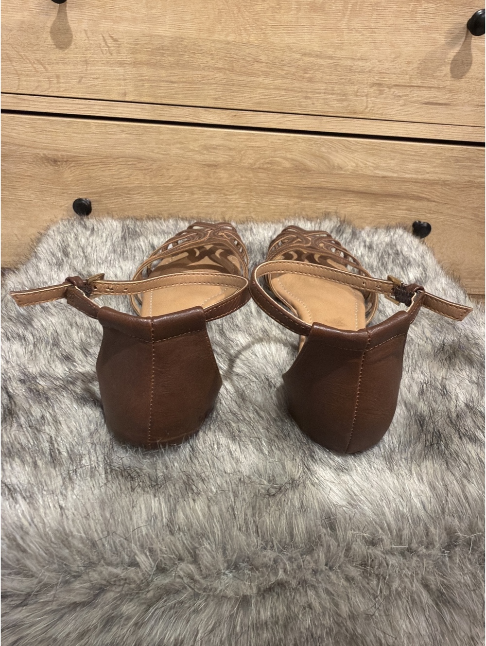 Size 8 Brown Sandals Flats Ankle Strap - Picture 4 of 6